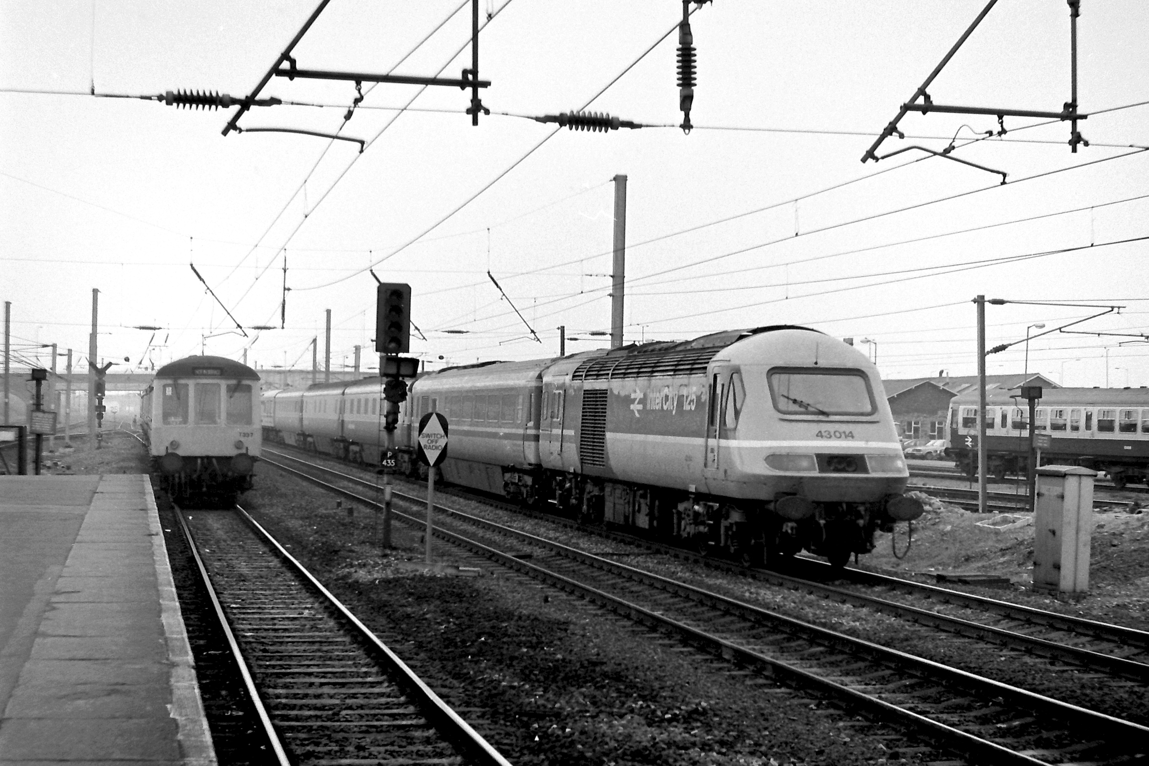 During the trial/testing phase of the ECML Class 91’s 43014 was modified to enable it to assist in the testing programme and was fitted with a set of buffers. The livery was also heavily modified at the time of the change-over; it is seen passing through Peterborough on a southbound test train on 29th June 1988.  The set number has been replaced by the power car’s number 43014 below the cab front window. Bob Green