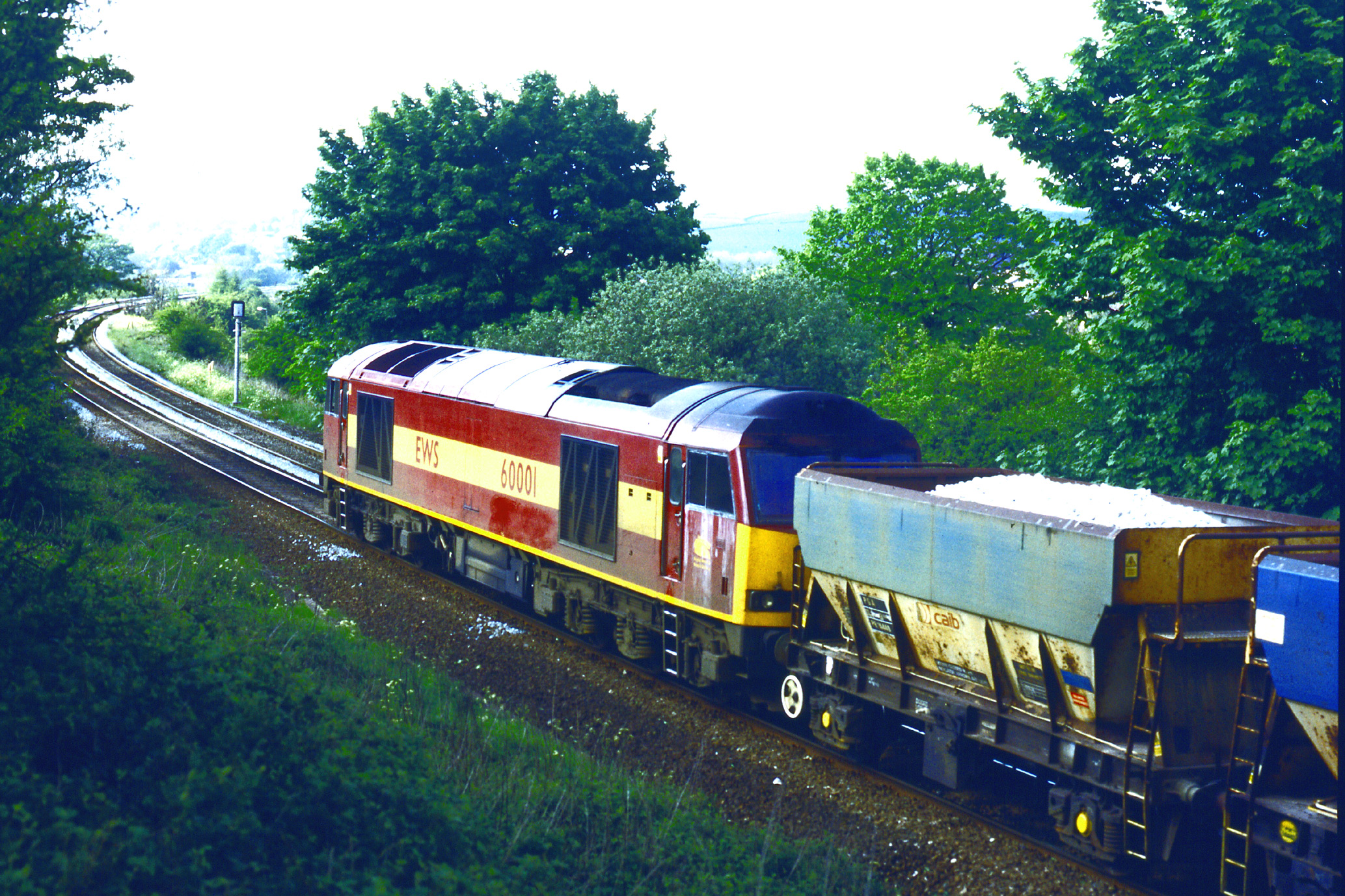 60001 unnamed in EW&S livery with up loaded stone hoppers from Tunstead quarry one third of a mile west of Dove Holes tunnel on 19th May 1999. Michael Mensing